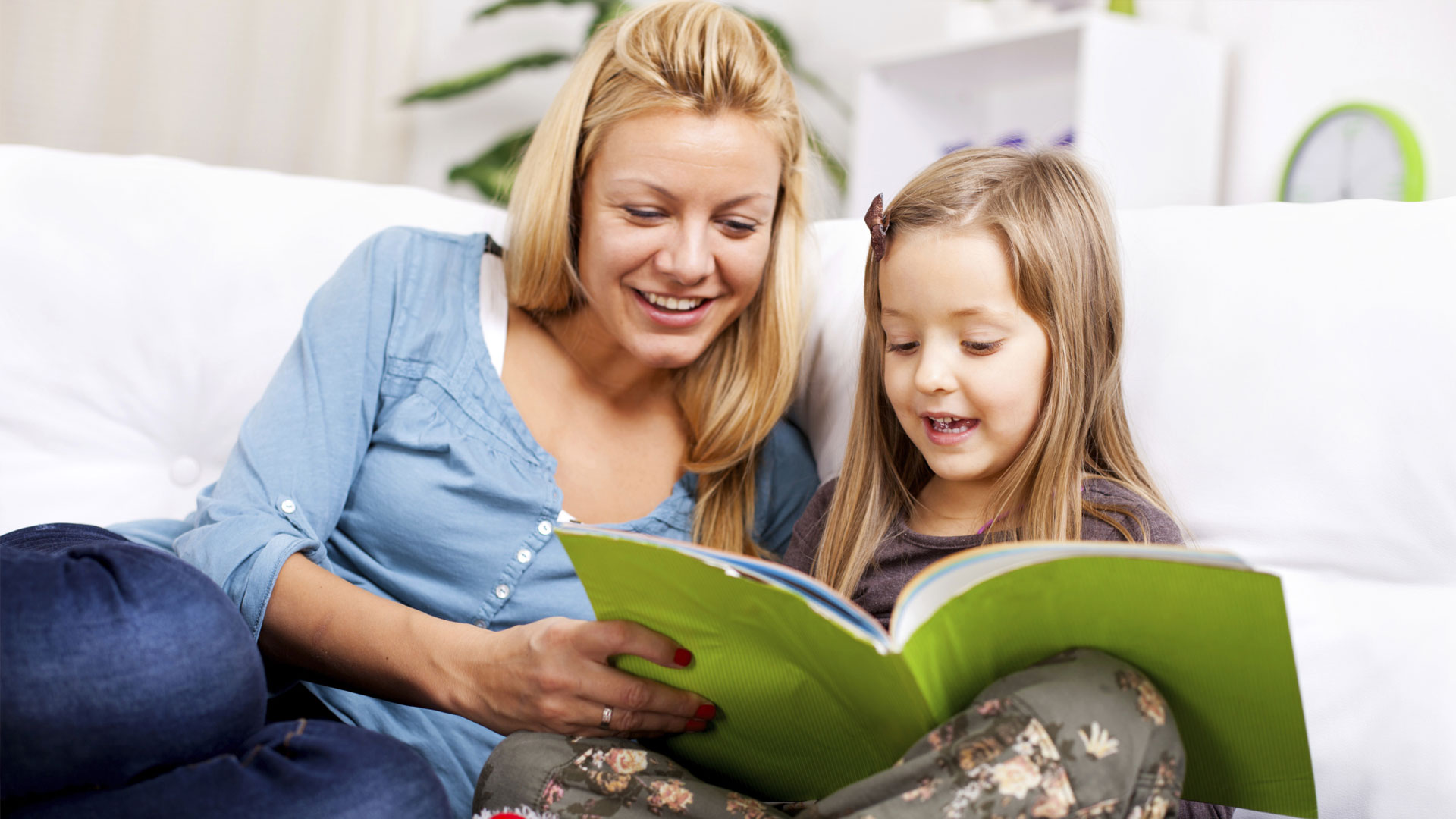 Научиться быть мамой. Дети с родителями. Чтение для детей. Чтение родителей и детей. Чтение детей с родителями.